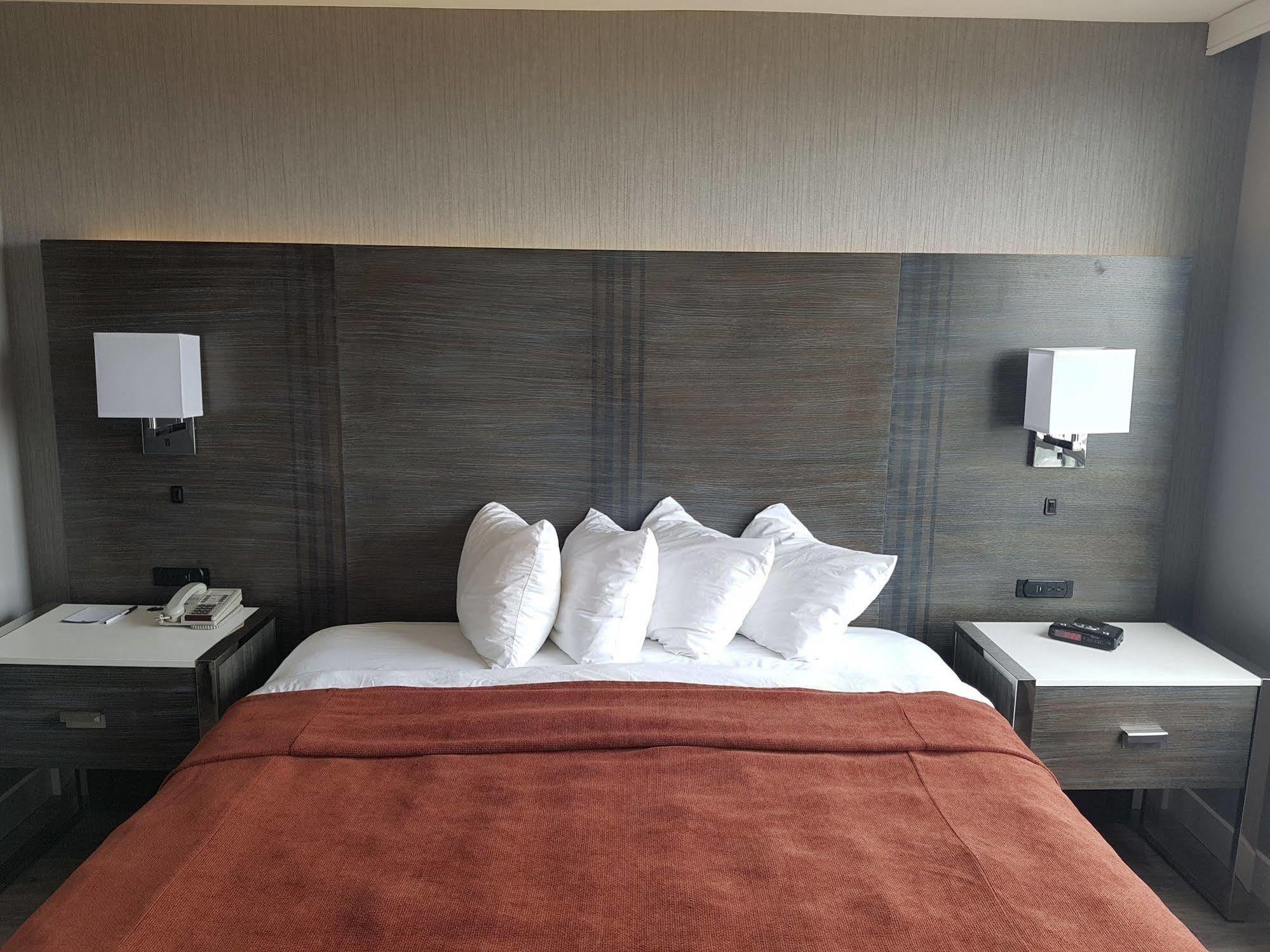 เอมบาสซี สวีท บาย ฮิลตัน โทรอนโตแอร์พอร์ต Hotel โตรอนโต ภายนอก รูปภาพ